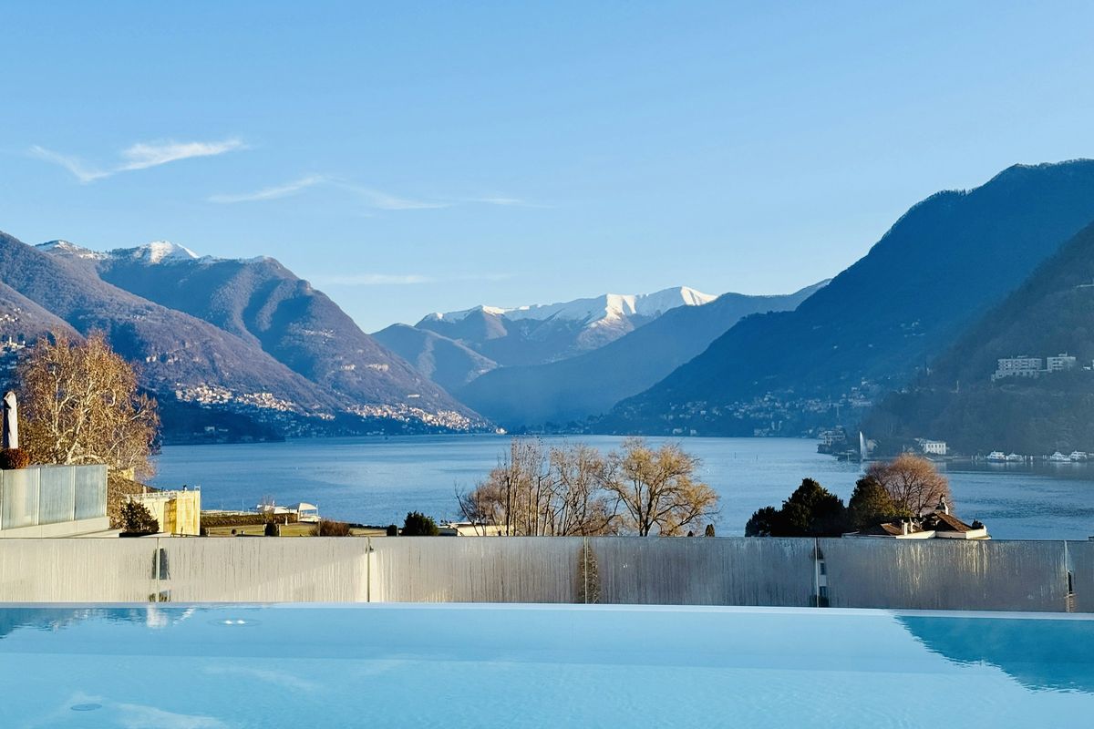Piscina a sfioro con vista sul lago