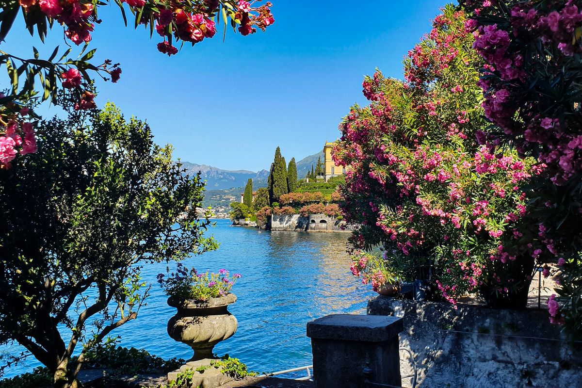 Giardino fiorito sul lago