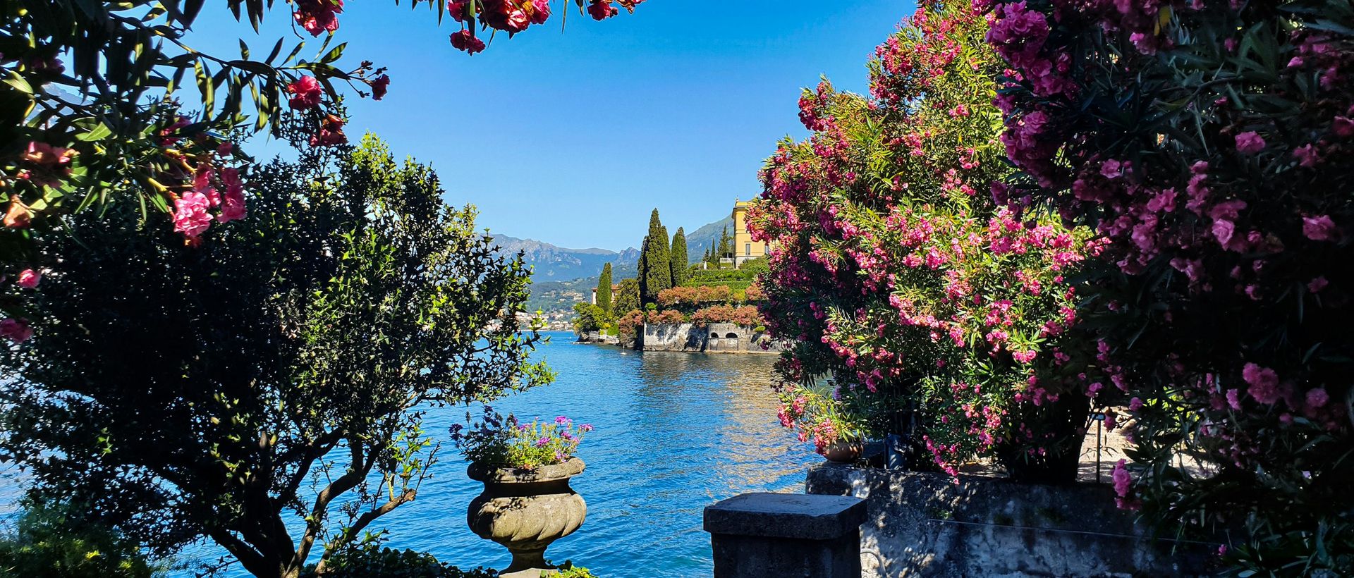Giardino fiorito sul lago