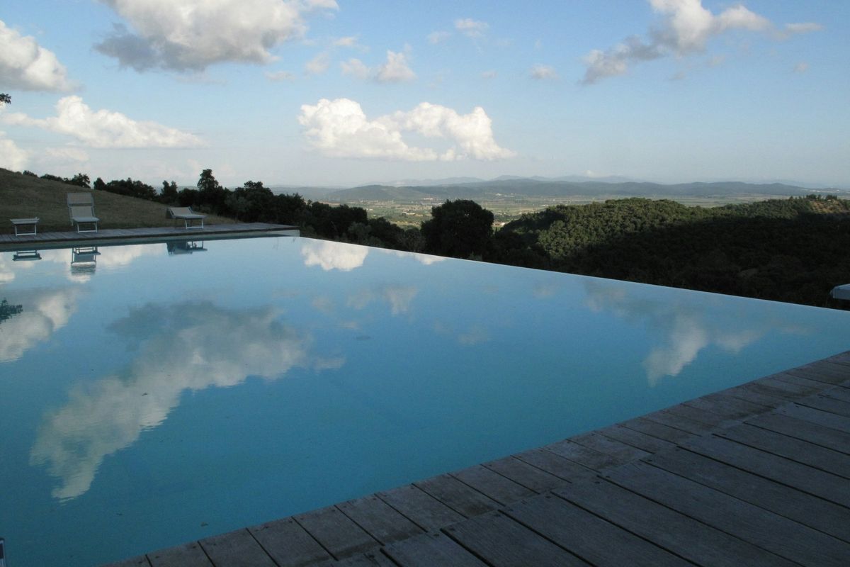 Piscina a sfioro tra le colline