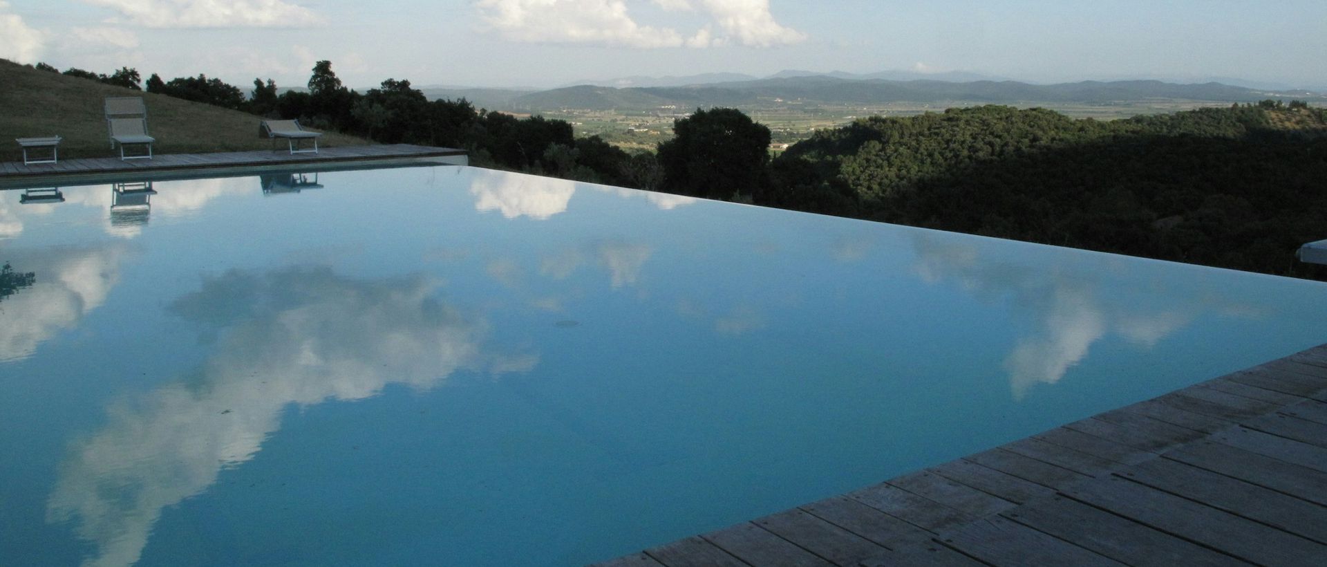 Piscina a sfioro tra le colline