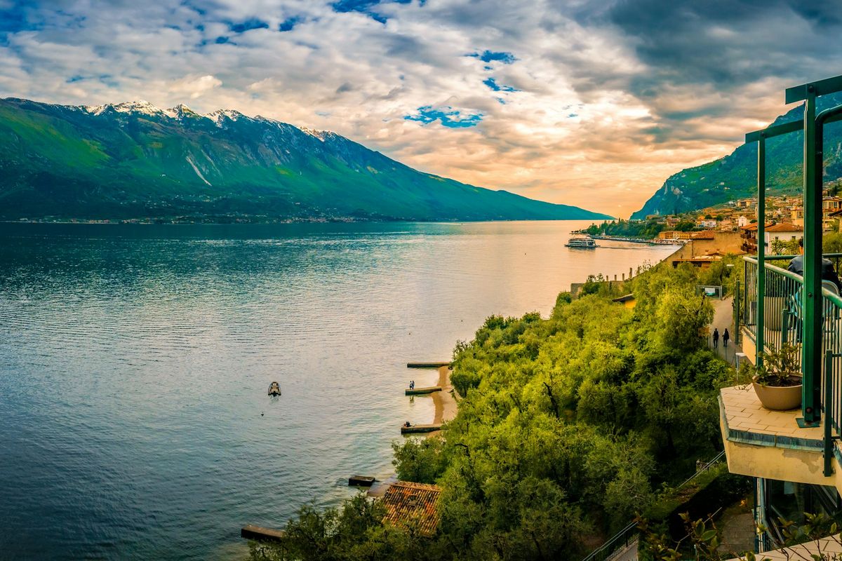 Terrazza sul lago al tramonto