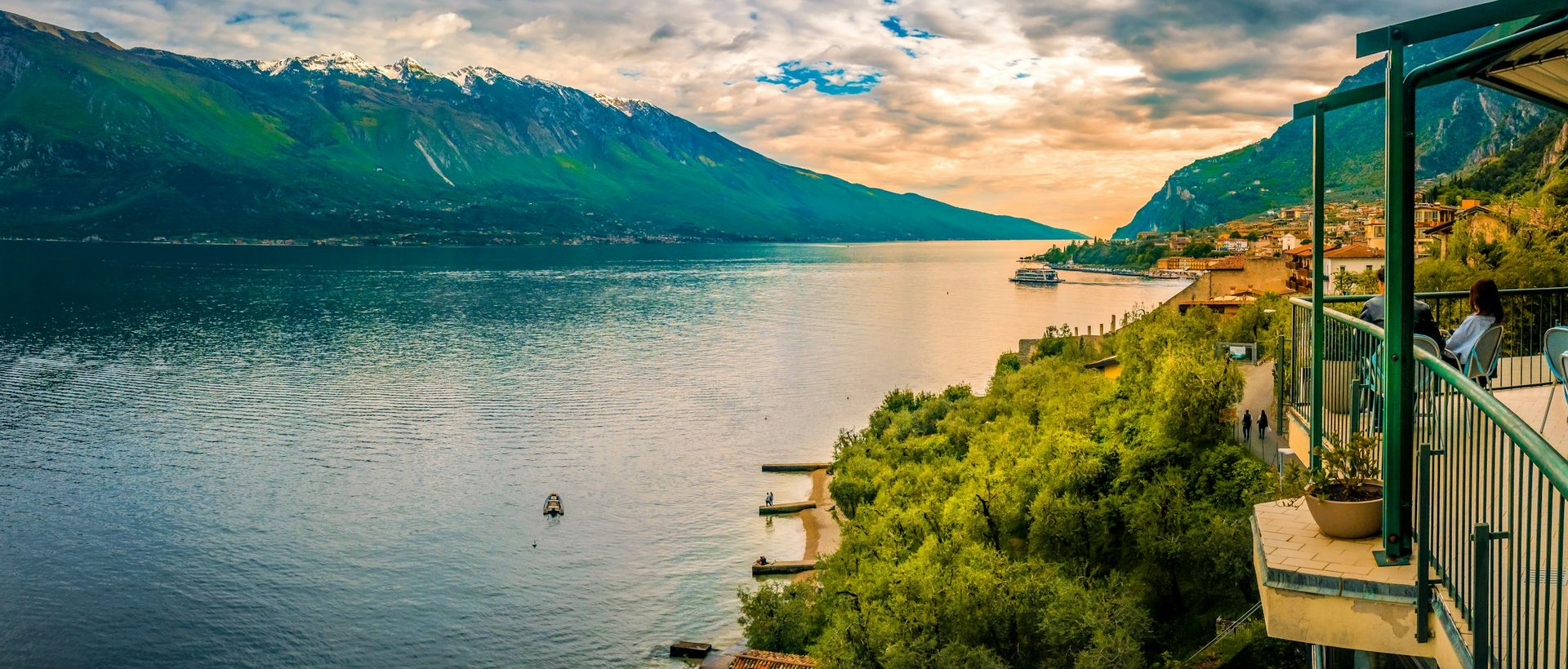 Terrazza sul lago al tramonto