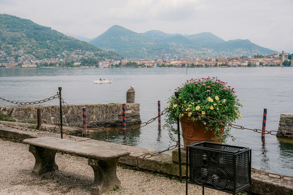 Lungolago con fiori