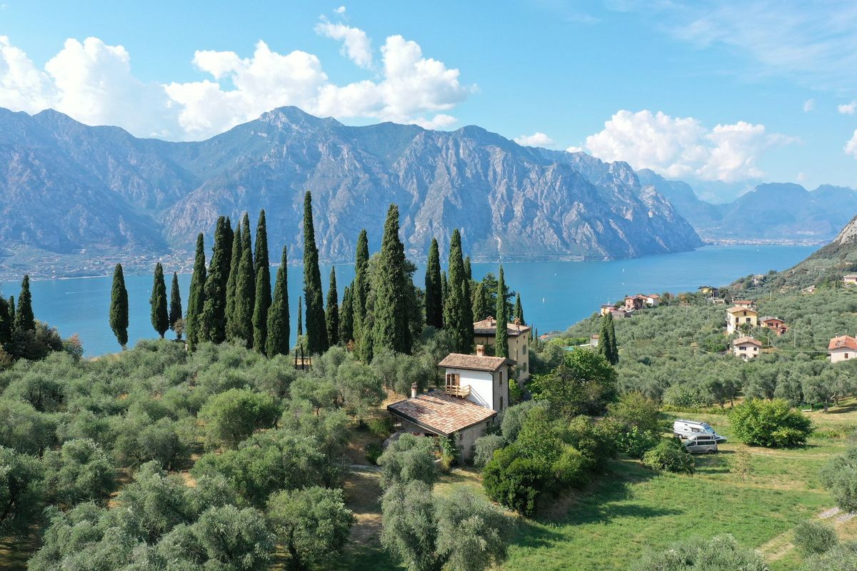 Casa tra ulivi e cipressi sul lago
