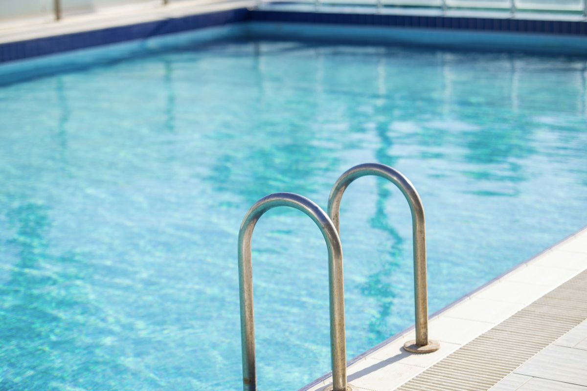 Scaletta in una piscina limpida