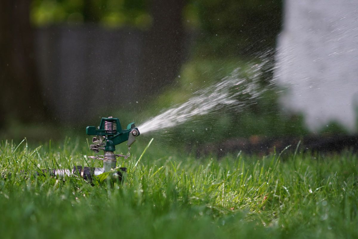 Irrigatore sul prato