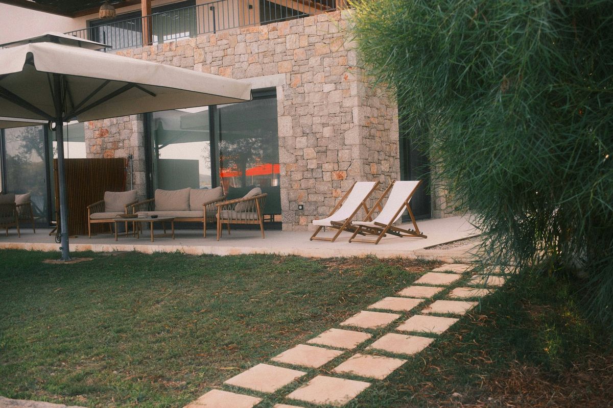Terrazza con giardino di una casa moderna