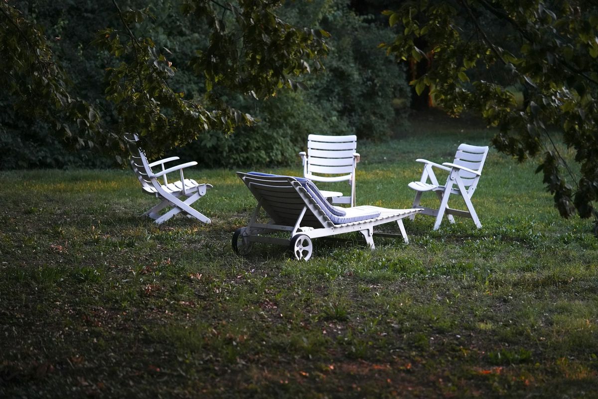 Sedie bianche sul prato
