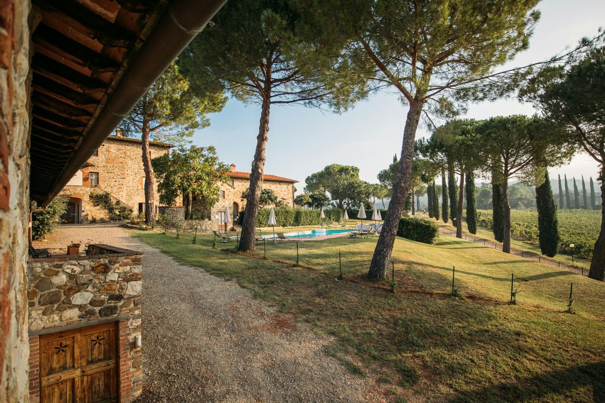 Villa in pietra con pini e piscina