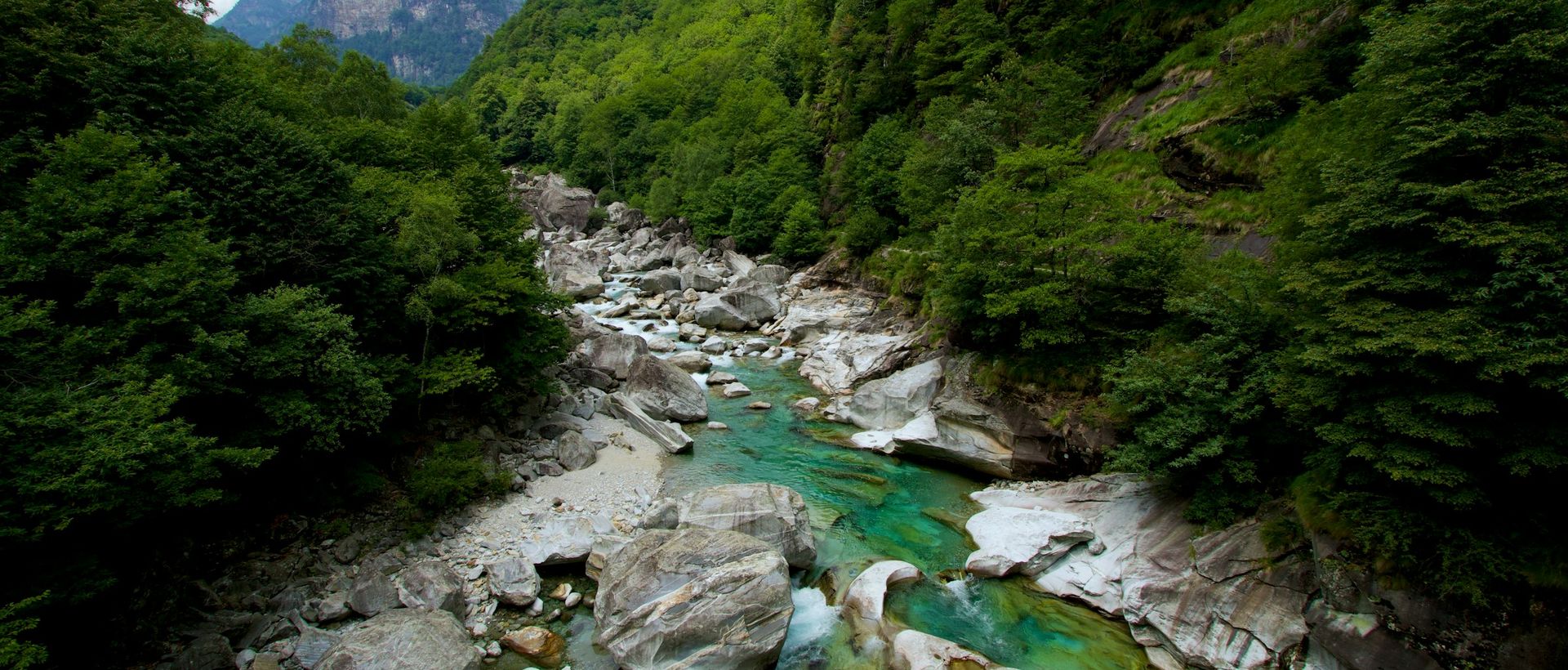 Acqua limpida nella Valle Verzasca