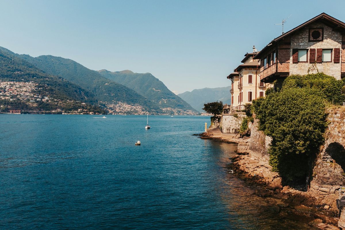 Villa sulla riva del lago