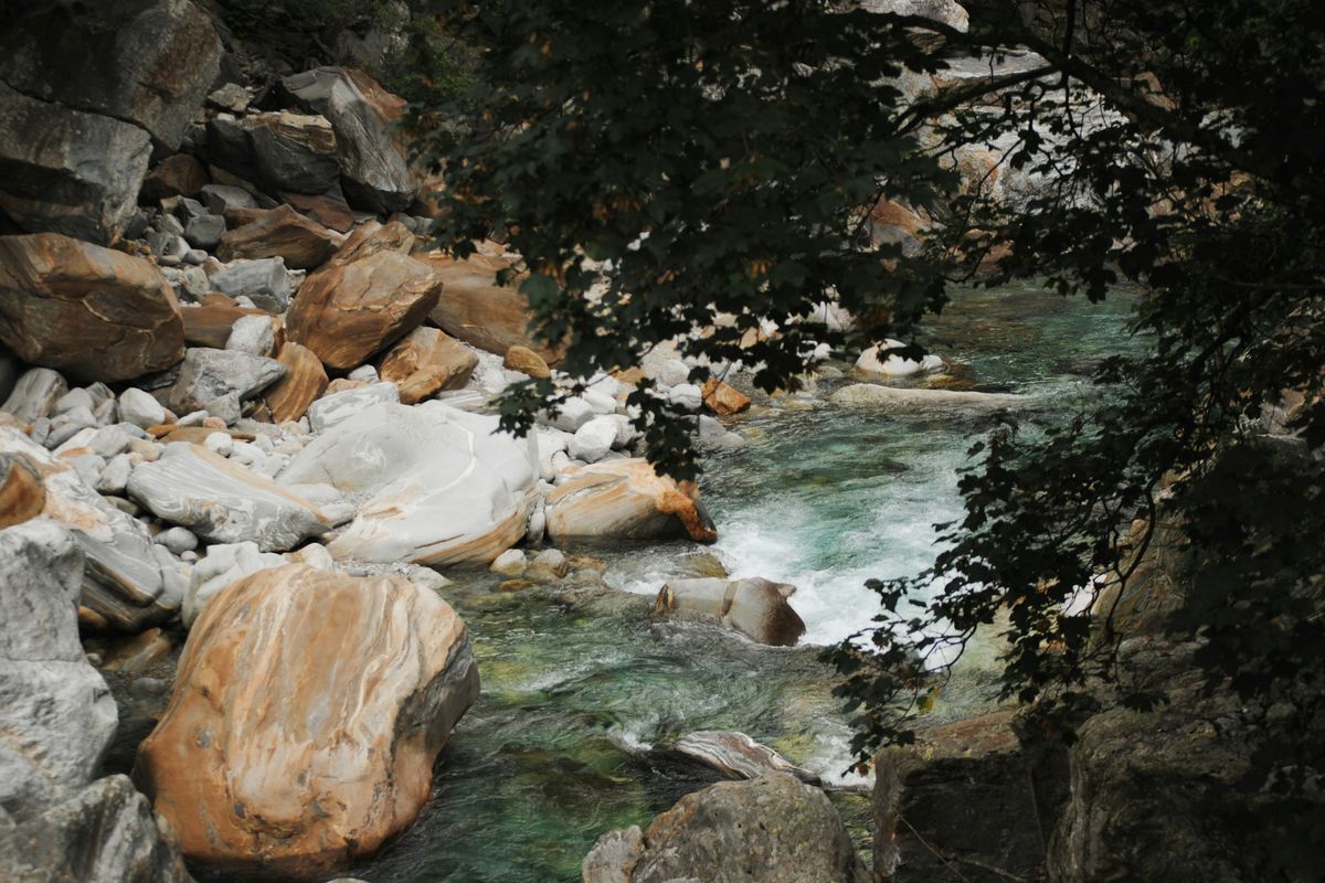 Acqua che scorre tra le rocce